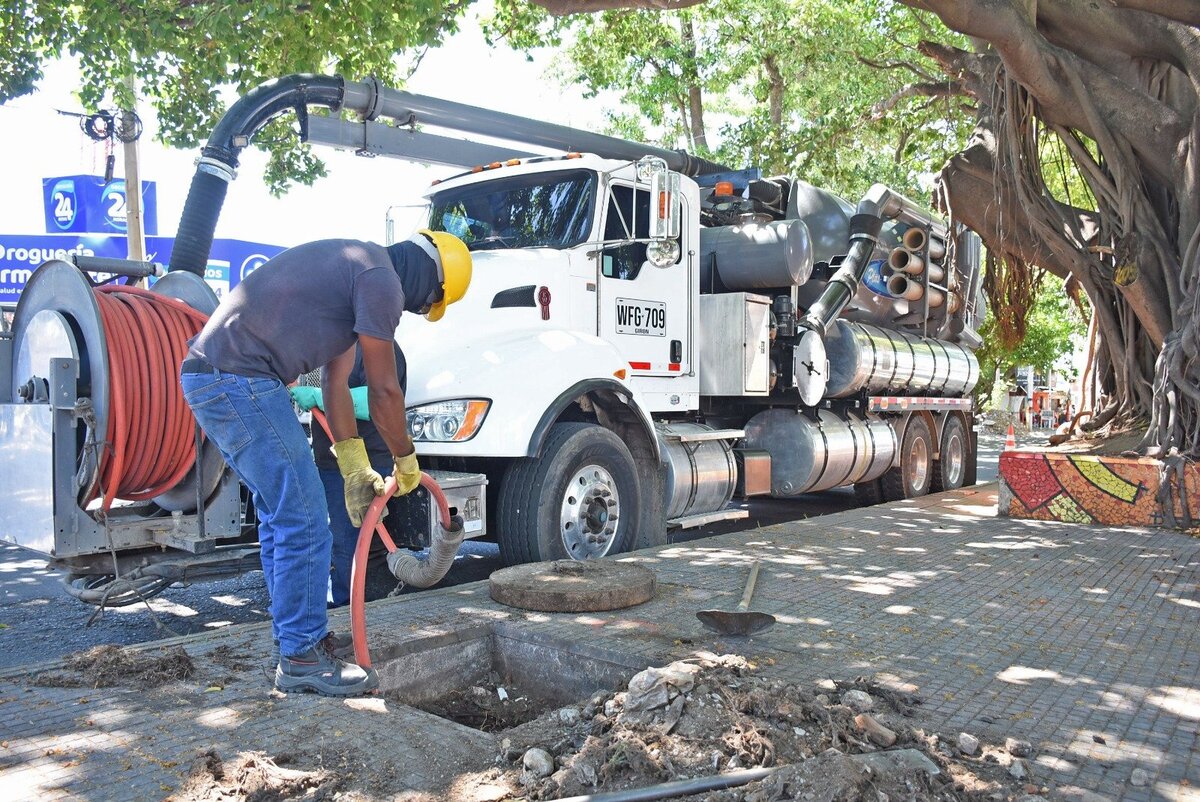 Operarios de Emdupar utilizan vehículos Vactor para extraer residuos sólidos y pelmasas de grasa en la avenida Simón Bolívar, como parte de los operativos de limpieza previos al Festival de la Leyenda Vallenata. Foto: Emdupar.