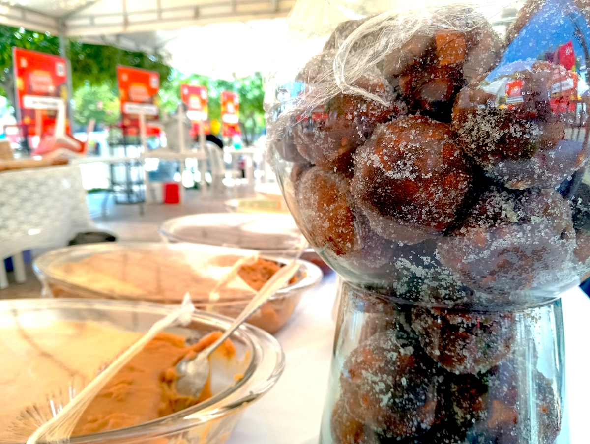 Bolas de tamarindo, dulces de coco y leche cortada son solo algunas de las delicias que adornan los estands de la Feria del Dulce Vallenato 2025. Foto: EL PILÓN.