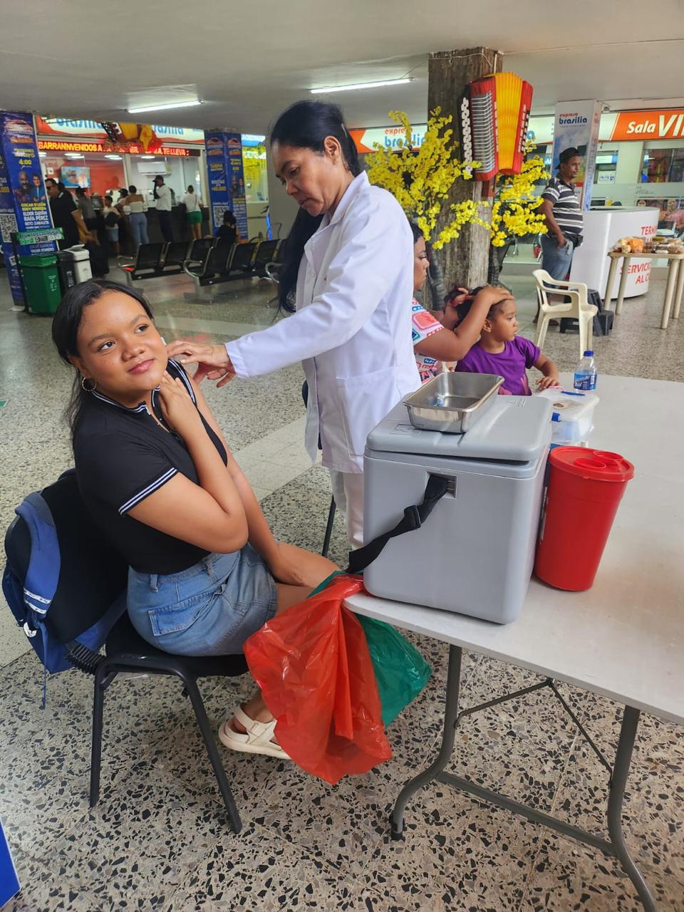 Secretaría de Salud municipal y departamental adelantan vacunaciones en terminales de transporte y paraderos de rutas hacia corregimientos, y municipios. Foto: Secretaría de Salud de Valledupar.