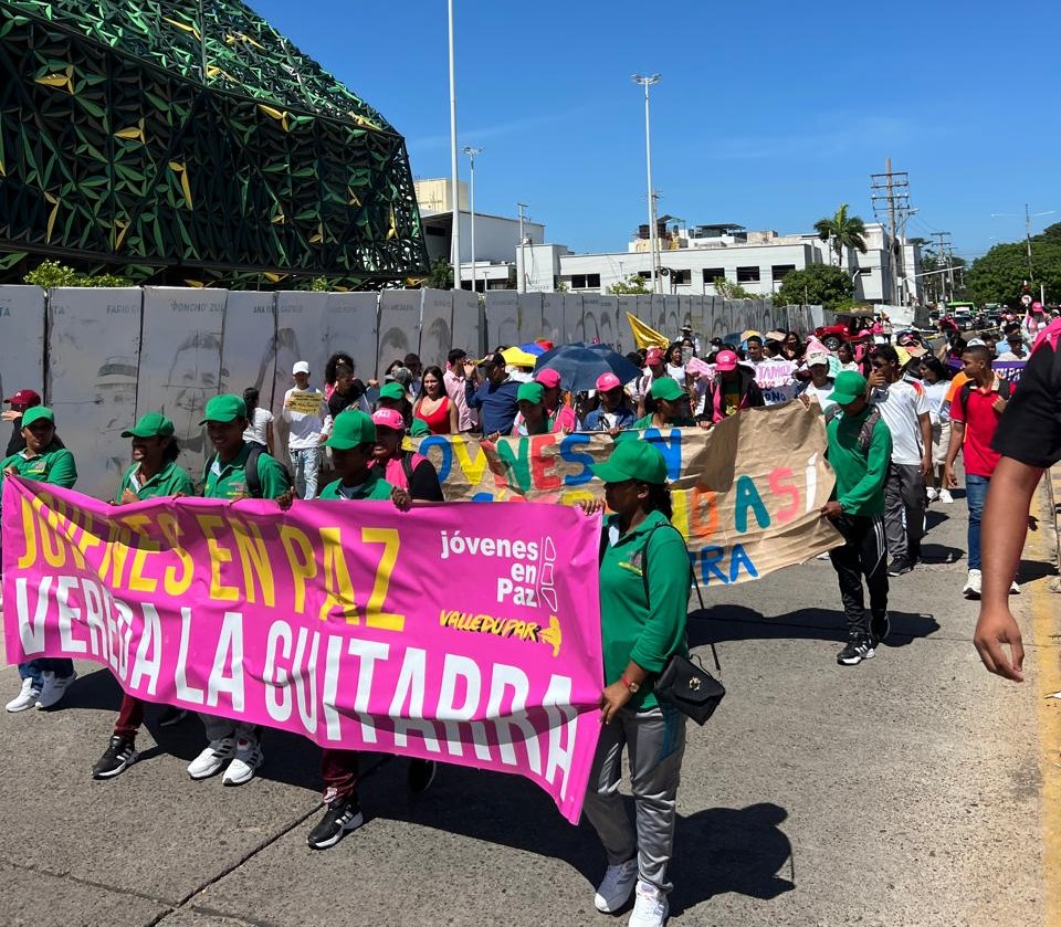 Jóvenes y profesionales del programa Jóvenes en Paz se movilizan pacíficamente frente a la Gobernación del Cesar en Valledupar. Foto: Jóvenes en Paz.