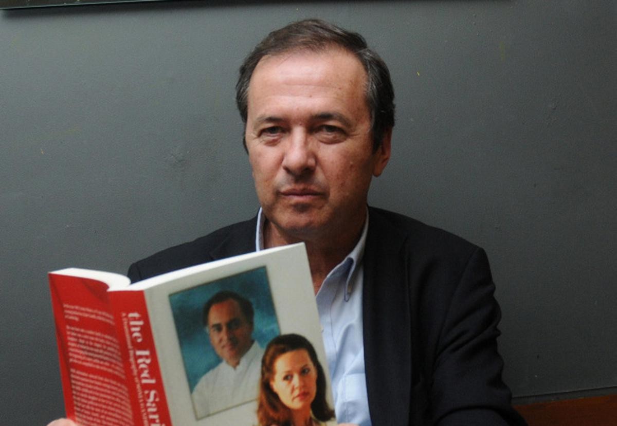 Javier Moro, escritor y cronista español, explora el mundo desde su mirada literaria y periodística, conectando historias que recorren Asia, América Latina y África, mostrando su pasión por descubrir y contar las realidades humanas detrás de cada lugar.