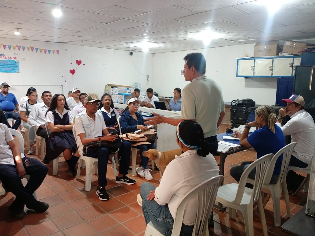 Reunión entre Corpocesar, líderes y comunidad de Mariangola para articular acciones de conservación y recuperación del río Mariangola. Foto: Corpocesar.