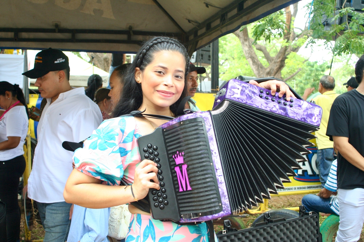 Miriam Catherine Méndez Guerra durante su presentación en la semifinal de acordeonera mayor en el Parque de Los Algarrobillos. Foto: EL PILÓN.