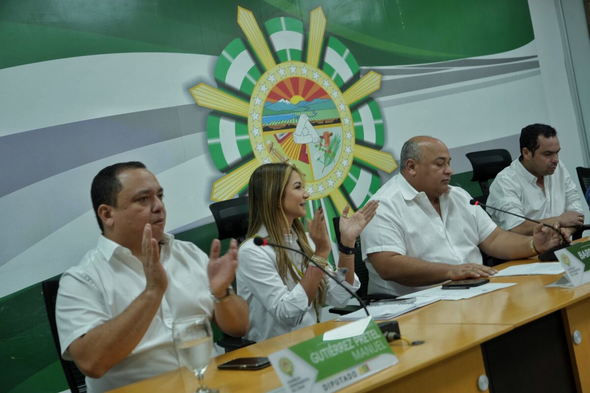 La gobernadora Elvia Milena Sanjuán y los diputados del Cesar celebran la aprobación histórica de la primera política pública de discapacidad e inclusión social 2025-2035. Foto: Gobernación del Cesar.