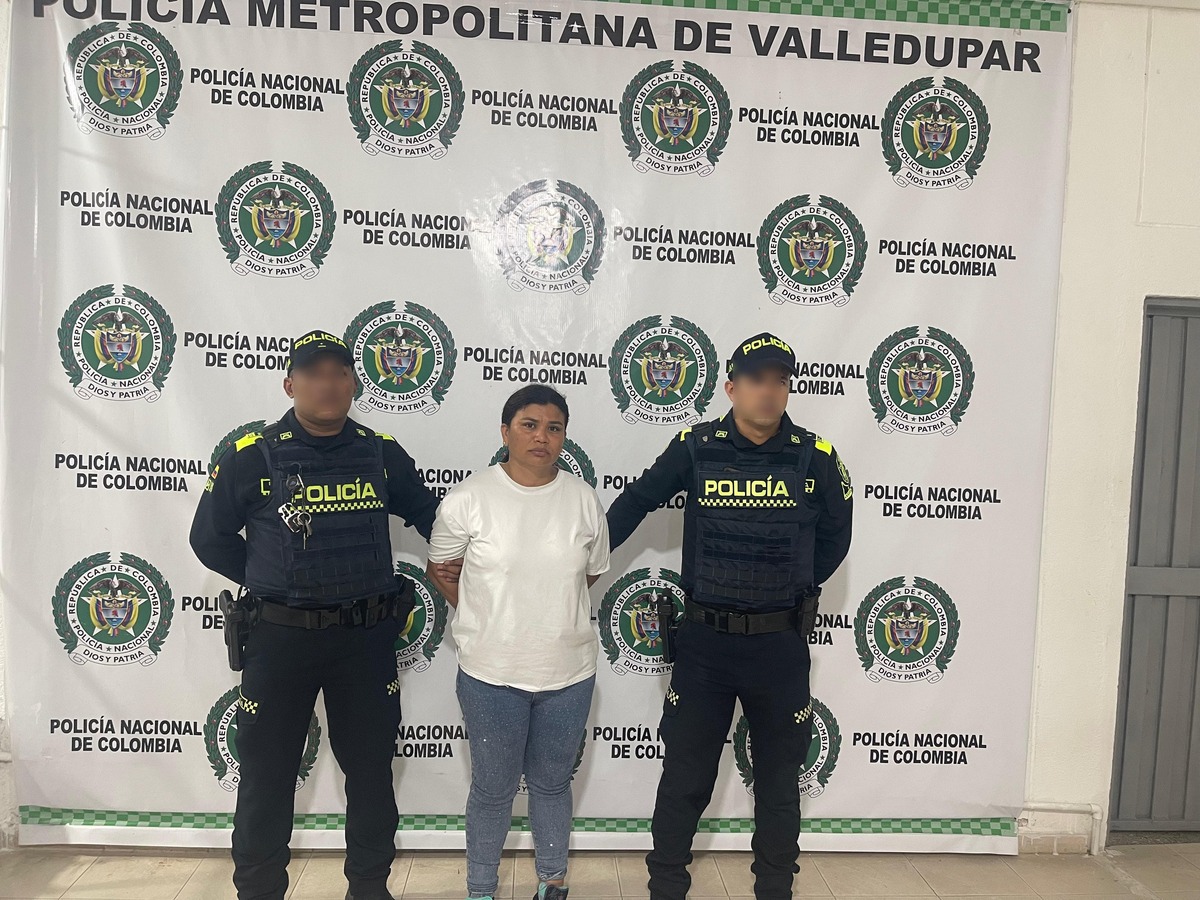 Policía captura a una mujer señalada de robar una cadena de oro