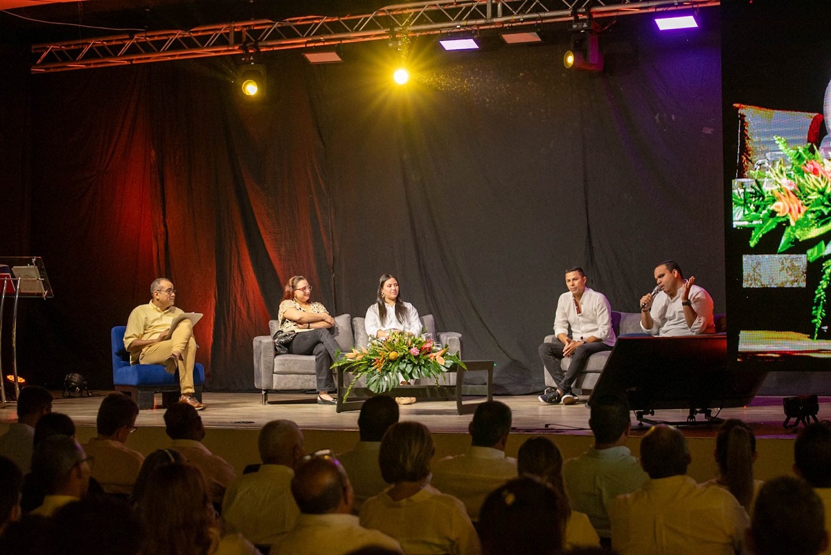Nina Marín, Jennifer Morón, Camilo Pinto y Alex Baute, expositores invitados a la segunda edición de “Historias que inspiran”. Foto: Jesús Ochoa.