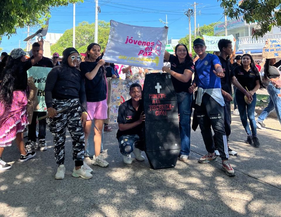 Jóvenes beneficiarios y trabajadores del programa Jóvenes en Paz marcharon pacíficamente el pasado viernes 23 de mayo en Valledupar, exigiendo la continuidad del programa y el pago de salarios atrasados. Foto: Jóvenes en Paz Valledupar.