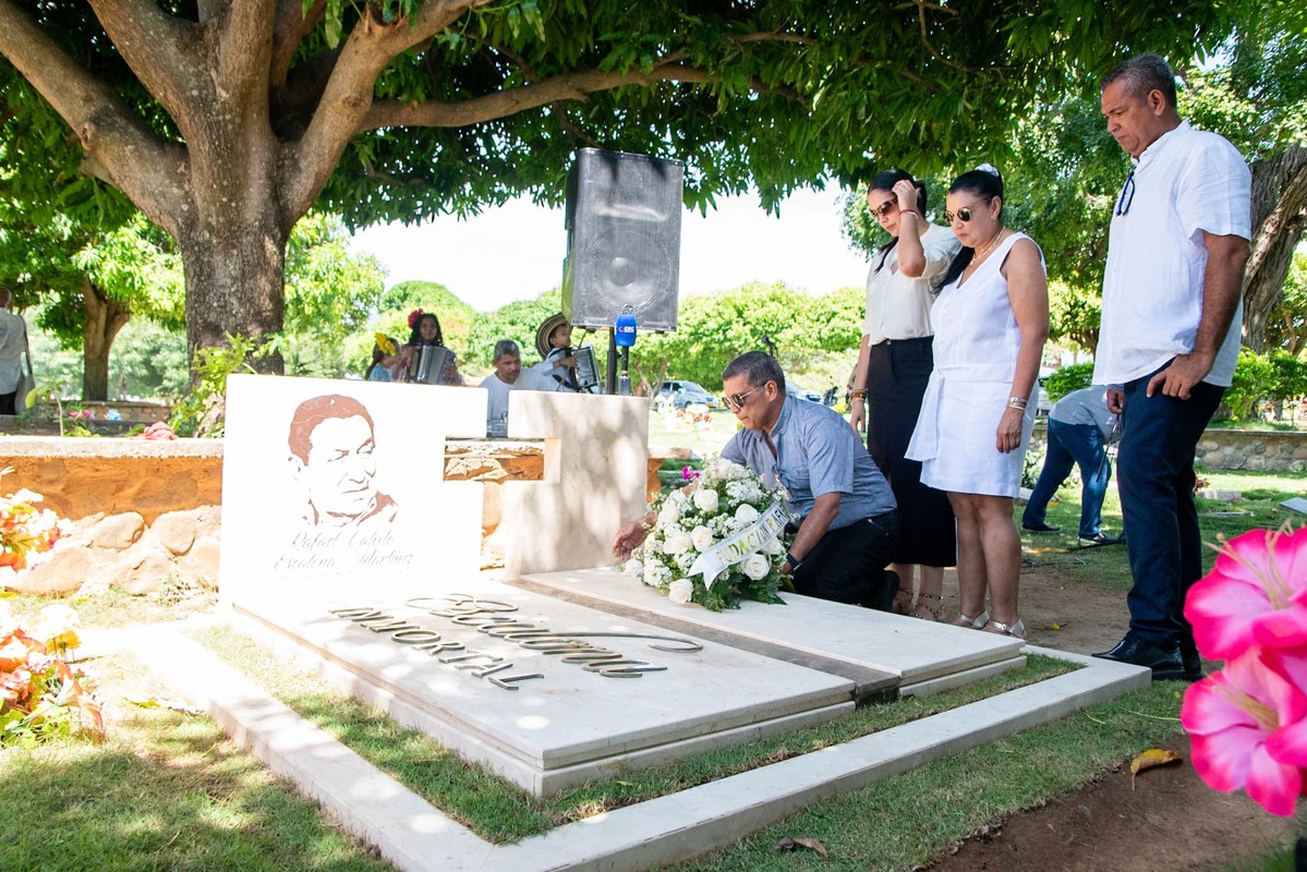 Hijos de Rafael Escalona entregan ofrenda floral en su tumba. Foto: Jesús Ochoa.