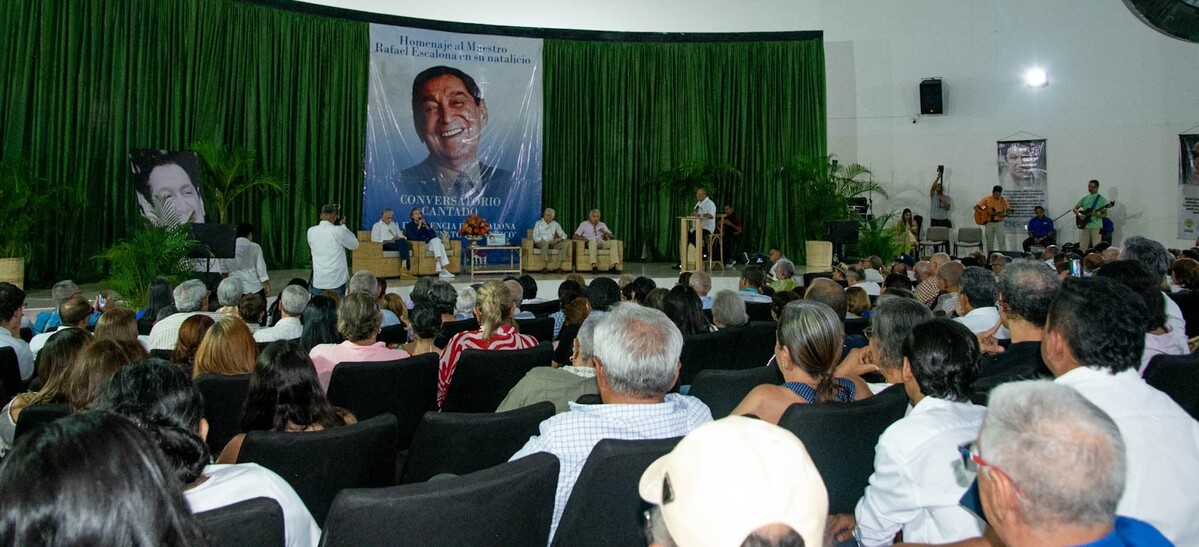 El público vallenato aceptó la invitación y asistió masivamente a honrar el legado de Escalona, el padre del vallenato romántico. Foto: Jesús Ochoa.