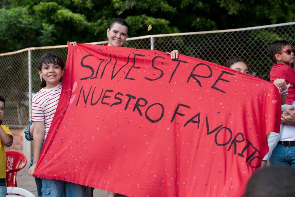 Con carteles, los fanáticos demostraron su apoyo a los artistas vallenatos en la caminata.   FOTO: JESÚS OCHOA/ EL PILÓN. 