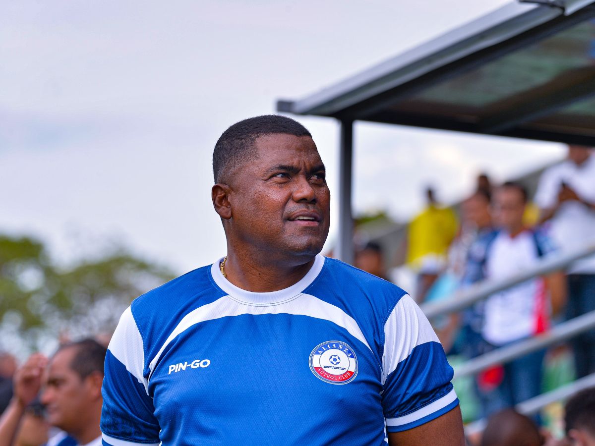 Hubert Bodhert responde a Julián Zea: “Soy un técnico que tiene un buen salario y no necesito de esas cosas”; el jugador se retractó  