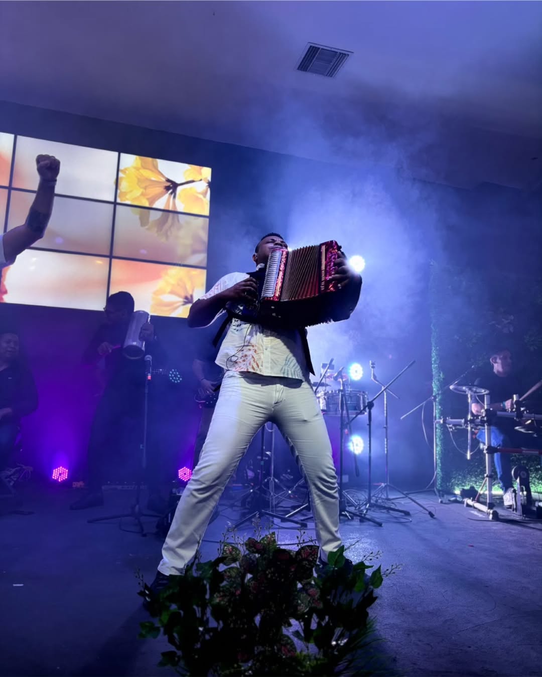 Acordeonero en plena adoración durante la Fiesta Celestial 2025 en Valledupar. Foto: FiestaCelestialOficial.