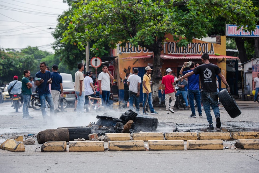 Trabajadores del ‘Boliche’ en Valledupar quemaron llantas en protesta por rebosamiento de manjol