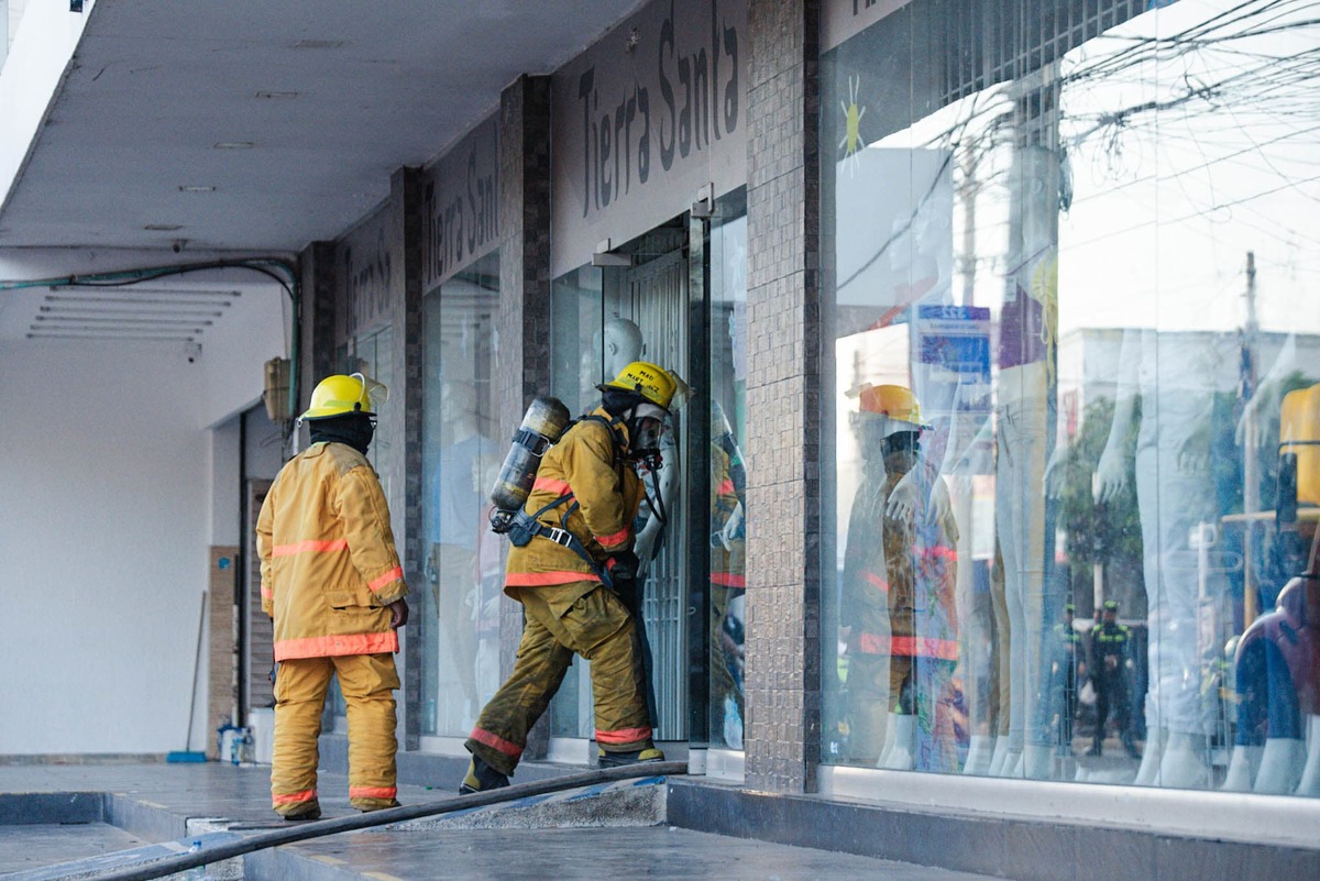 Incendio en almacén Tierra Santa genera alarma en el centro de Valledupar