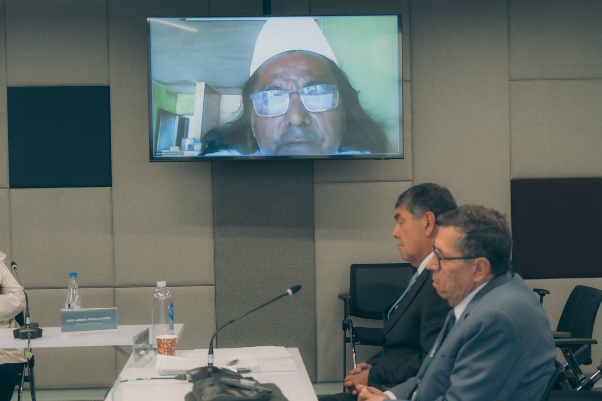Javier Torres Solís, representante del pueblo arhuaco, y el coronel (r) Luis Fernando Urrego Ávila se encuentran durante la diligencia de versión voluntaria ante la JEP, en el marco de la investigación por el secuestro y asesinato de tres Mamos Arhuacos en 1990. Foto: JEP.