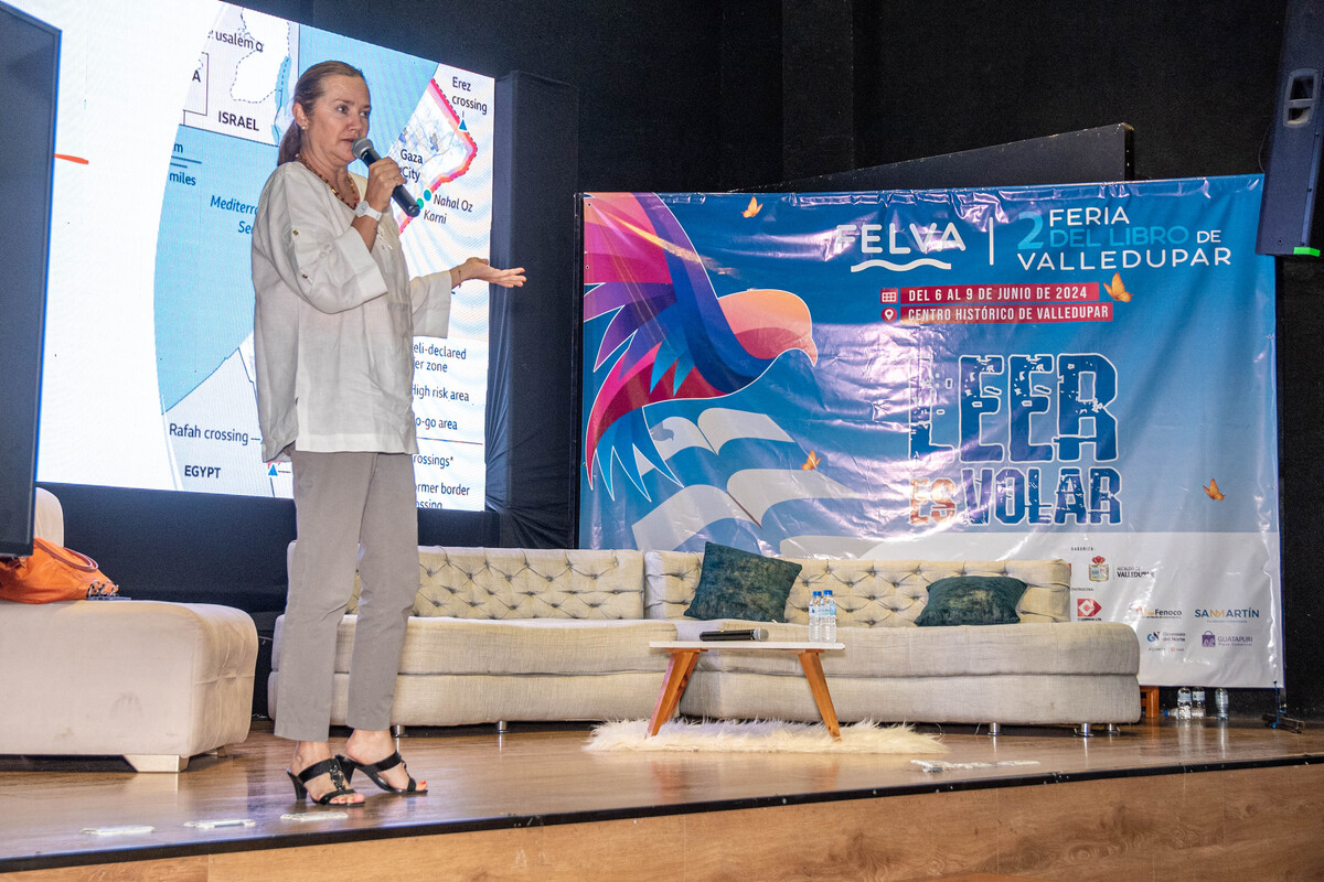 María Teresa Aya Smitmans, analista internacional de Caracol TV y experta en relaciones internacionales, participará en FeLVa 2025 para analizar el impacto espiritual y geopolítico del pontificado de los papas Francisco y León XIV. Foto: Jesús Ochoa.