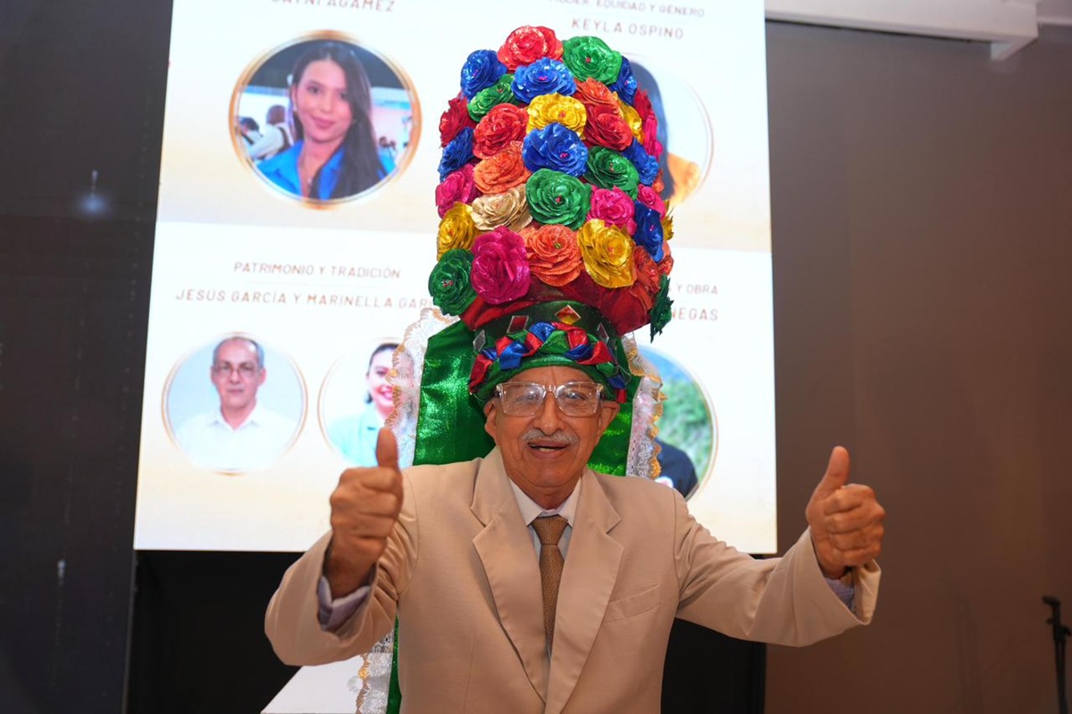 Carnaval de Barranquilla exaltó al cronista cesarense Juan Rincón Vanegas con el Turbante de la Tradición