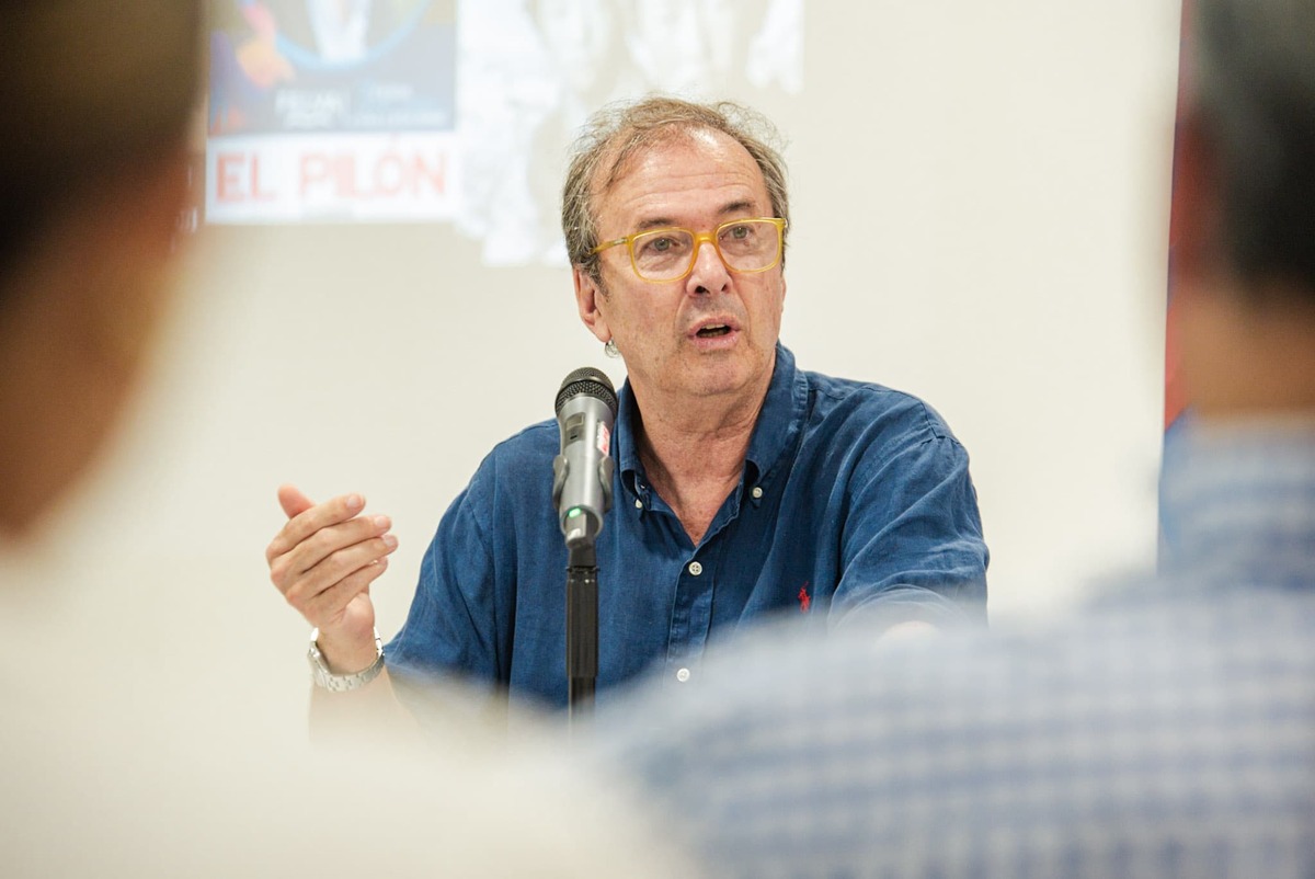 Javier Moro durante su intervención en el lanzamiento de la 3.ª Feria del Libro de Valledupar 2025, compartiendo anécdotas sobre su trayectoria y el valor de la literatura como puente cultural. Foto: Jesús Ochoa.