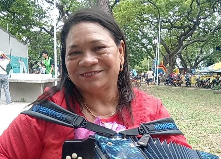 Maribel Cortina durante su entrevista con El Pilón, compartiendo su experiencia y su regreso al Festival Vallenato 2025 en competencia por la corona. Foto: EL PILÓN.