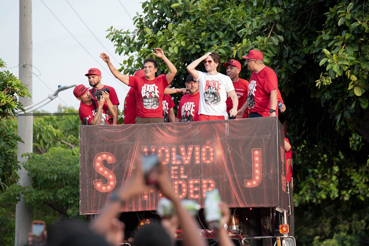 Silvestre Dangond y Juancho de la Espriella durante la caminata silvestrista en el marco del lanzamiento de ‘El último baile’. FOTO: JESÚS OCHOA/ EL PILÓN.