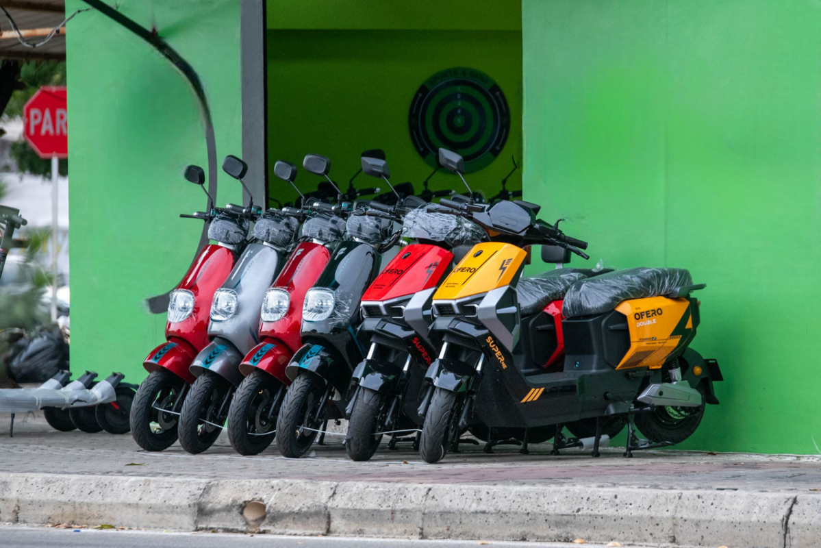 Locales en Valledupar reportan que se venden aproximadamente dos motos eléctricas al día sin exigir ningún documento de tránsito. Foto: Jesús Ochoa.