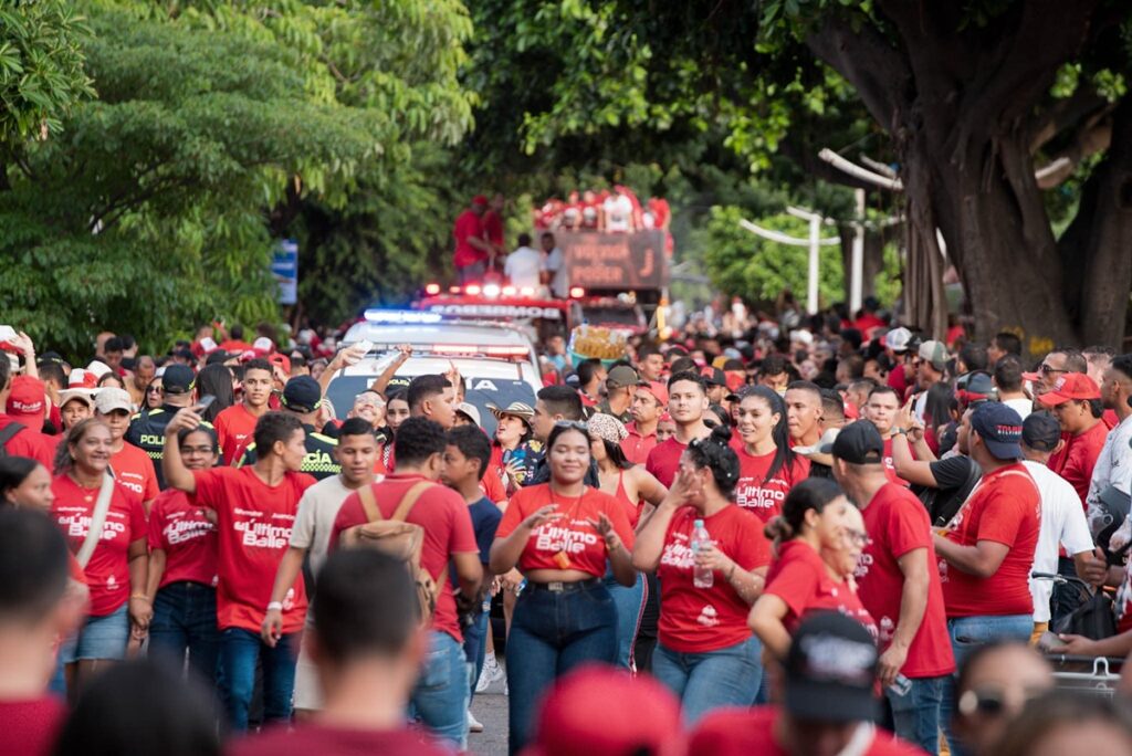 Miles de seguidores provenientes de diferentes regiones del país y el exterior disfrutaron de la caminata de Silvestre y Juancho. FOTO: JESÚS OCHOA/ EL PILÓN.

