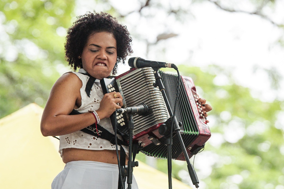 Competidoras en tarima en el Parque Los Algarrobillos tras finalizar la primera ronda de la categoría Acordeonera Mayor en el 58° Festival de la Leyenda Vallenata, homenaje a Omar Geles. Foto: Jesús Ochoa.