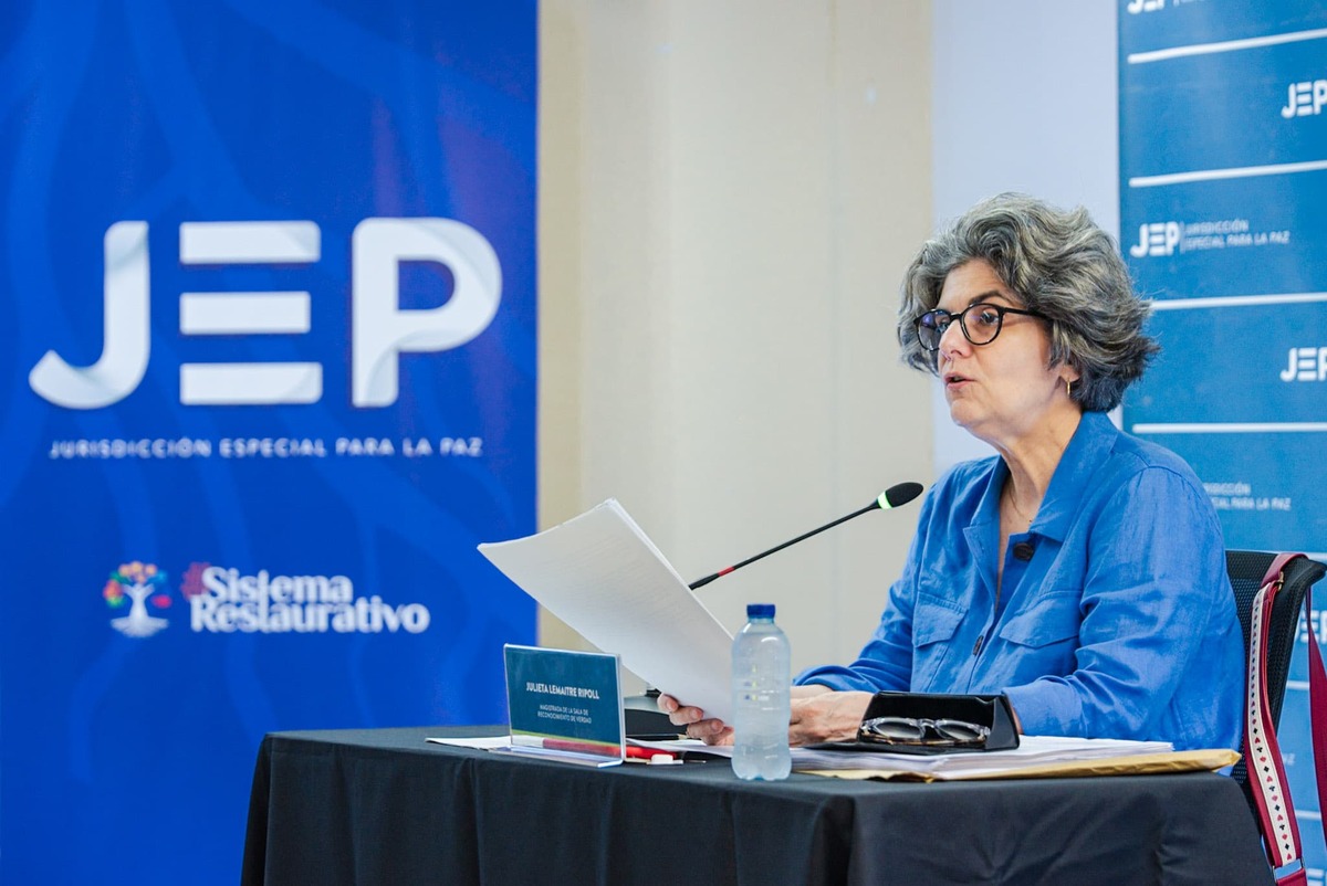 La magistrada Julieta Lemaitre Ripoll, de la JEP, durante su intervención en la Biblioteca Rafael Carrillo de Valledupar, en el marco de la presentación de las imputaciones al Bloque Caribe de las ex- FARC-EP. Foto: Jesús Ochoa.