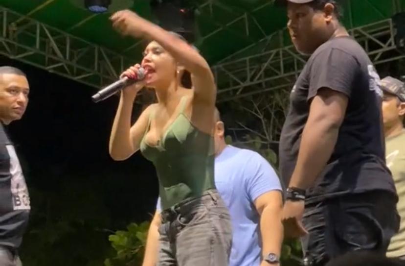 Robaron a Ana del Castillo en pleno concierto: “Tenga las tamacas y me entrega el celular”