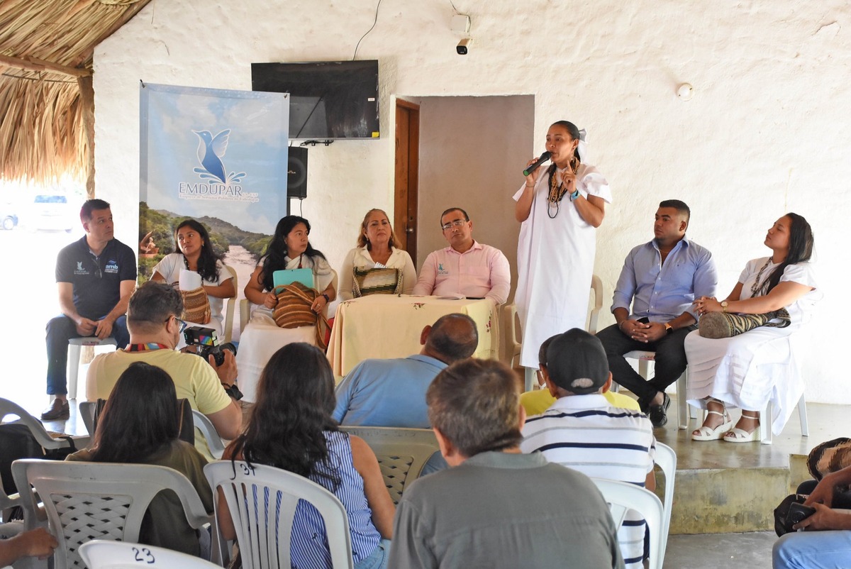 El agente interventor de Emdupar, José Luis Palomino, representantes de el Acueducto Metropolitano de Bucaramanga (AMB) y líderes indígenas de la Sierra Nevada presentaron el proyecto ambiental para la protección del río Guatapurí en Valledupar. Foto: Emdupar.