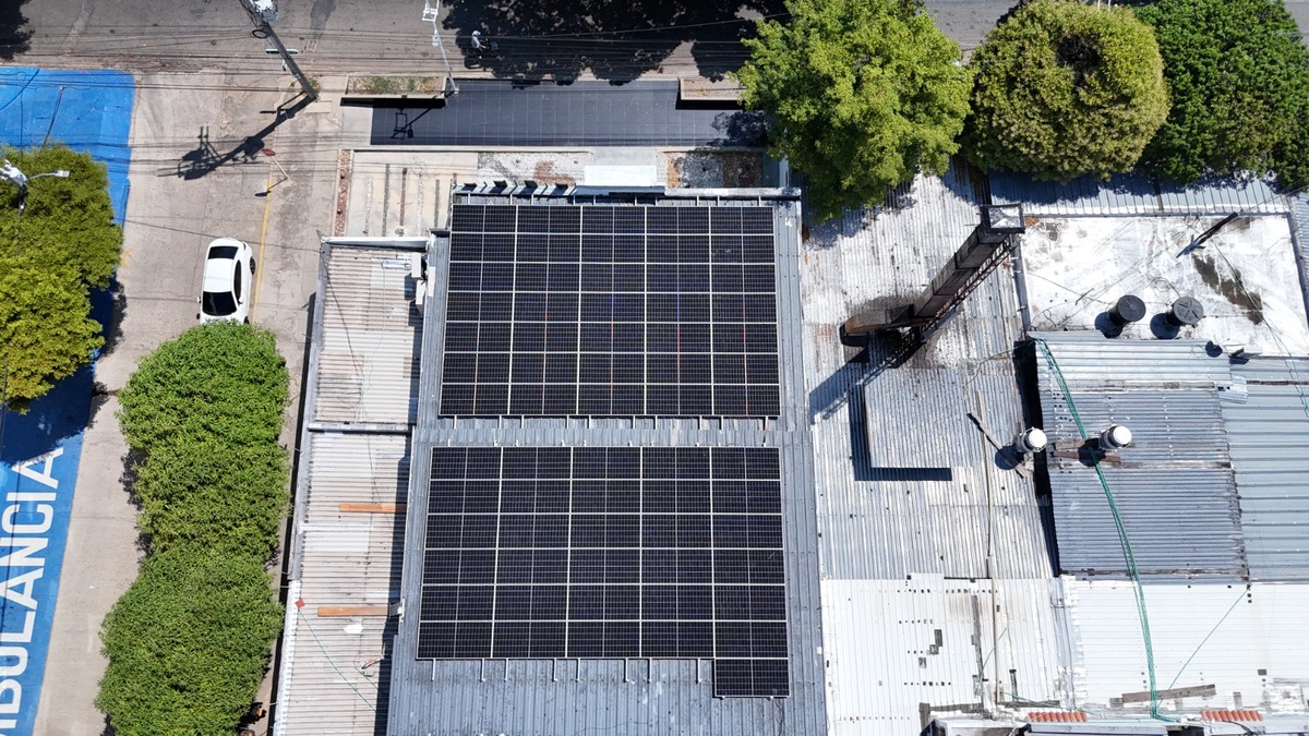 Fenoge financiará hasta el 60 % de sistemas de energía solar para pequeños comerciantes: así puede inscribirse