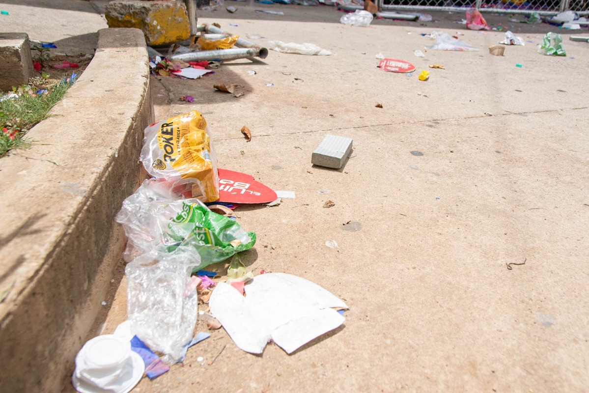 Icopor, vasos y pitillos desechables, y empaques de un solo uso se acumulan en las calles de Valledupar durante el Festival Silvestrista. Foto: Jesús Ochoa.