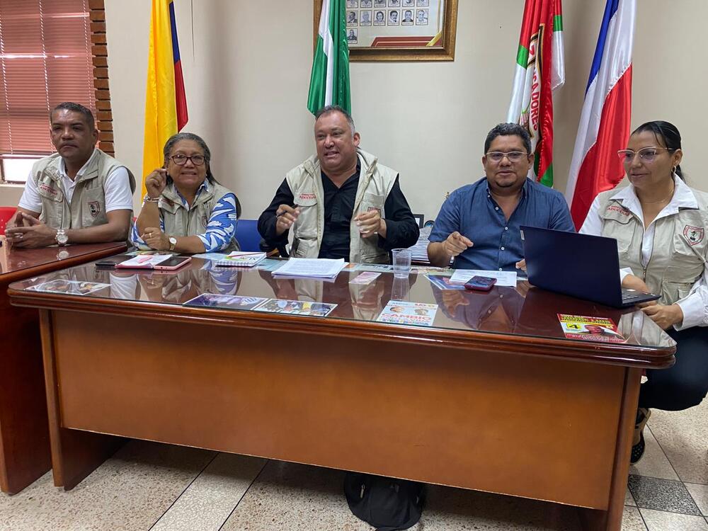 La Ley 70 de 1998 establece el derecho a la dotación de docentes que ganen menos de dos salarios mínimos.