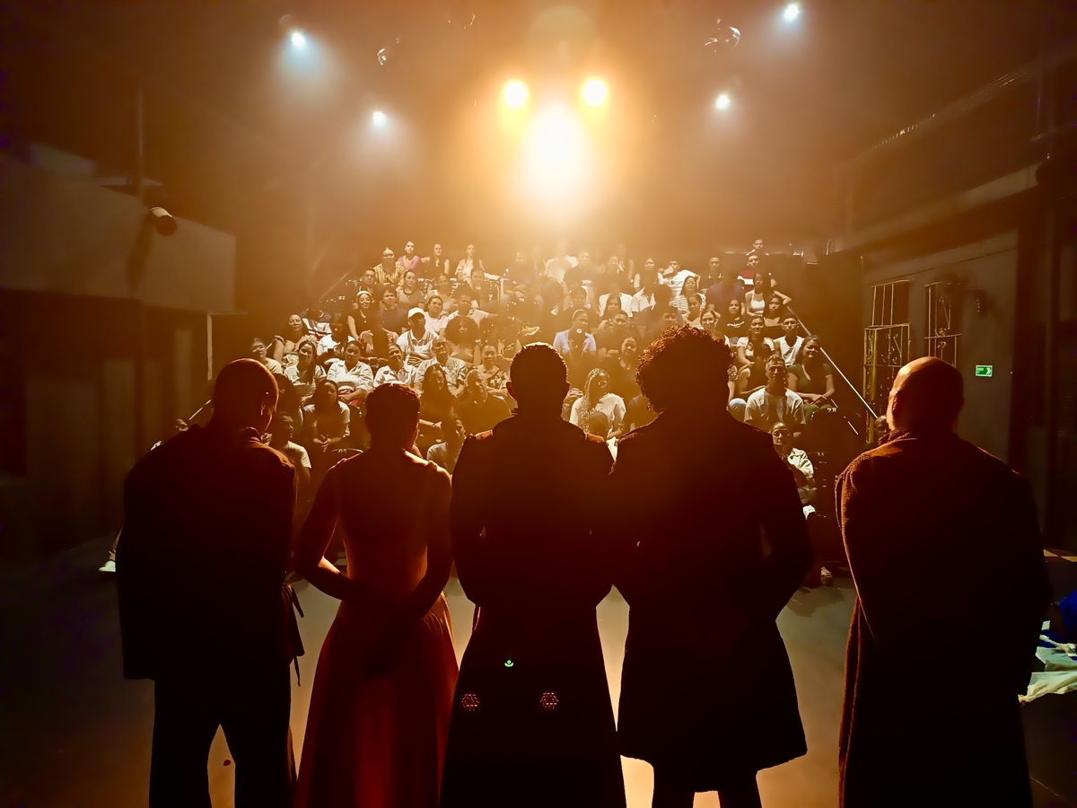 Teatro Maderos completamente lleno durante el primer fin de semana de “Las fábulas del amor y la tristeza”. Foto: Maderos Teatro.