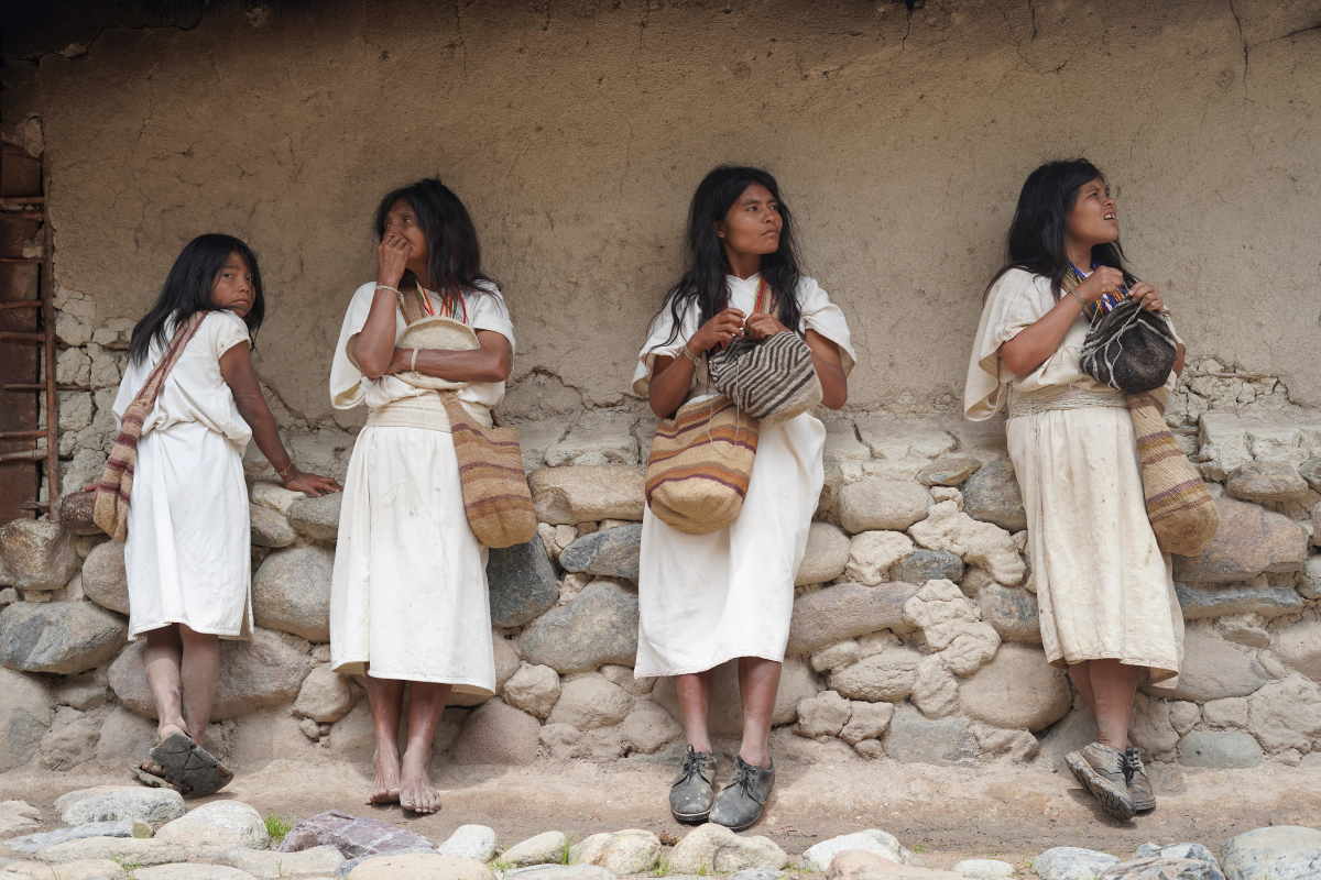 Las mujeres arhuacas en la Sierra Nevada de Santa Marta enfrentan graves riesgos por la violencia, el desplazamiento y la vulneración de sus derechos. Foto: Julián Espinosa.
