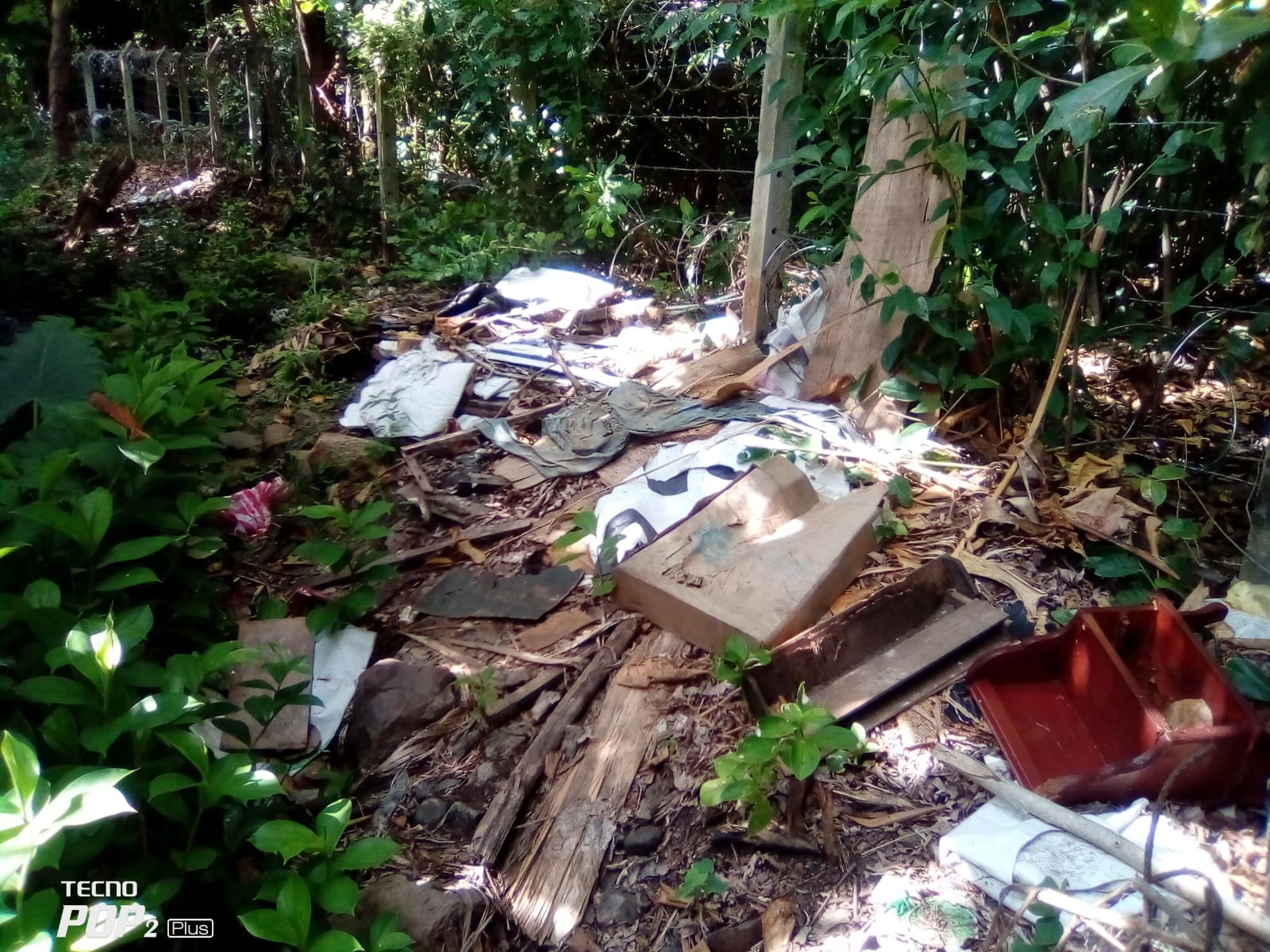 Casas inundadas tras las fuertes lluvias en Valledupar, con sedimentos acumulados afectando a las familias del barrio Eneal. Foto: Cortesía.