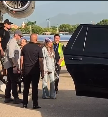 La cantante Karol G aterrizó en el aeropuerto de Valledupar: ¿Estará en la caminata de Silvestre Dangond: