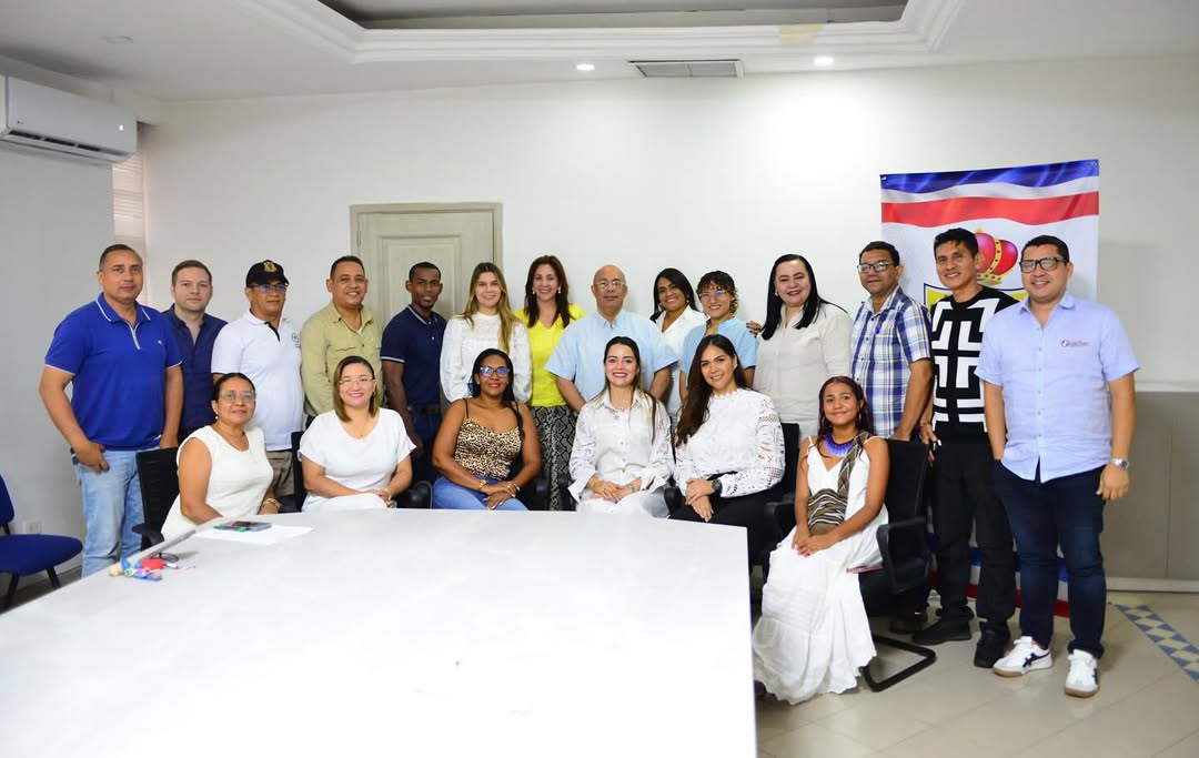 Integrantes del nuevo Consejo Municipal de Cultura y del Comité de Ciudad Creativa de Valledupar, posesionados ante el alcalde Ernesto Orozco para el periodo 2025-2028. Foto: Alcaldía de Valledupar.