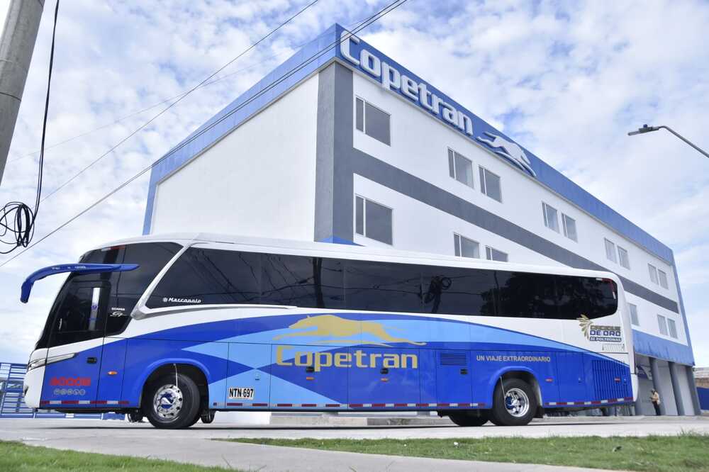 Fachada de la nueva sede de Copetran en Valledupar, un moderno centro logístico y de pasajeros con tecnología solar, buses con servicio Cacique de Oro y espacios de confort para viajeros y conductores. Foto: Jesús Ochoa.