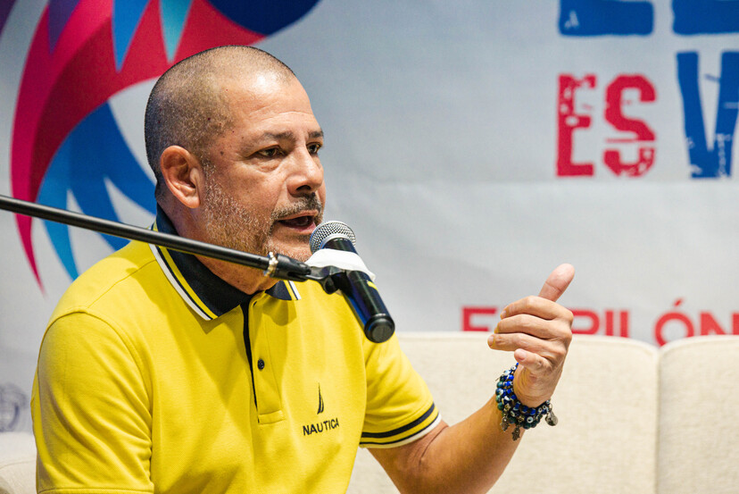 El periodista Toño Sánchez Jr. habló sobre los hermanos Castaño en la Feria del Libro de Valledupar