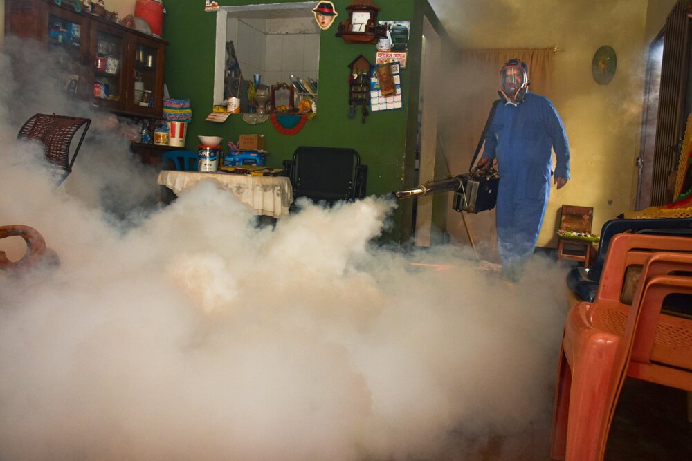 Fumigador químico realiza tratamiento en una vivienda de Valledupar, fortaleciendo las acciones de control para prevenir el dengue y otras enfermedades transmitidas por vectores. Foto: Secretaría de Salud de Valledupar.