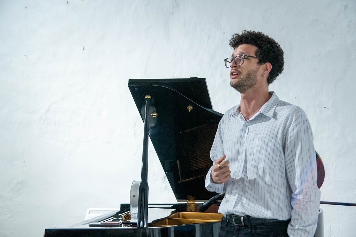El barítono Ernesto Angulo cautiva al público con su poderosa voz durante el recital de piano y canto en la Fundación Pentagrama, interpretando clásicos colombianos y un personaje de Macbeth como preámbulo al Festival del Libro. Foto: Jesús Ochoa.