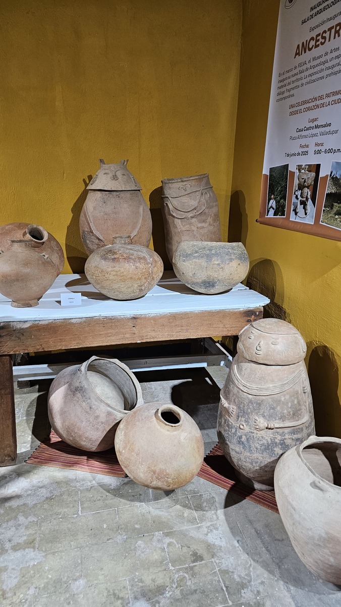 Exposición “Ancestros” en la nueva Sala de Arqueología del Museo de Artes de Valledupar, un espacio que pone en diálogo fragmentos de civilizaciones prehispánicas con la mirada contemporánea. Foto: Cortesía.
