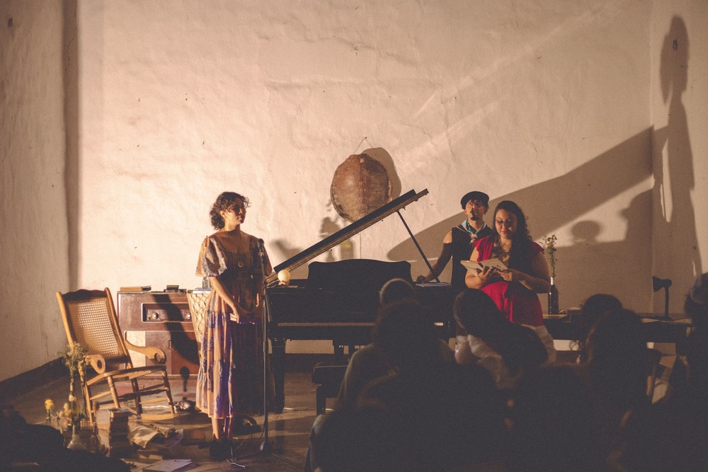 Actuaciones teatrales que complementaron la poesía y la música, creando una experiencia artística integral en la Fundación Pentagrama. Foto: Cortesía.