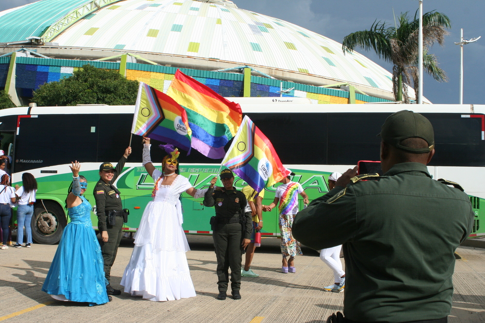 Participantes de la Marcha del Orgullo LGBTIQ+ en Valledupar, acompañados por la Policía Nacional durante el recorrido del año pasado. Foto: El Pilón.