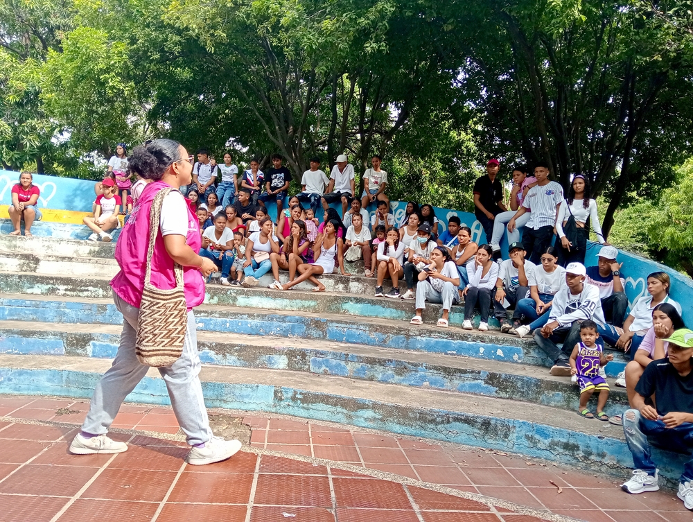 Aide Mendoza, antigua coordinadora de Jóvenes en Paz Valledupar, le explica a los beneficiarios del programa sobre los cambios. Foto: EL PILÓN.