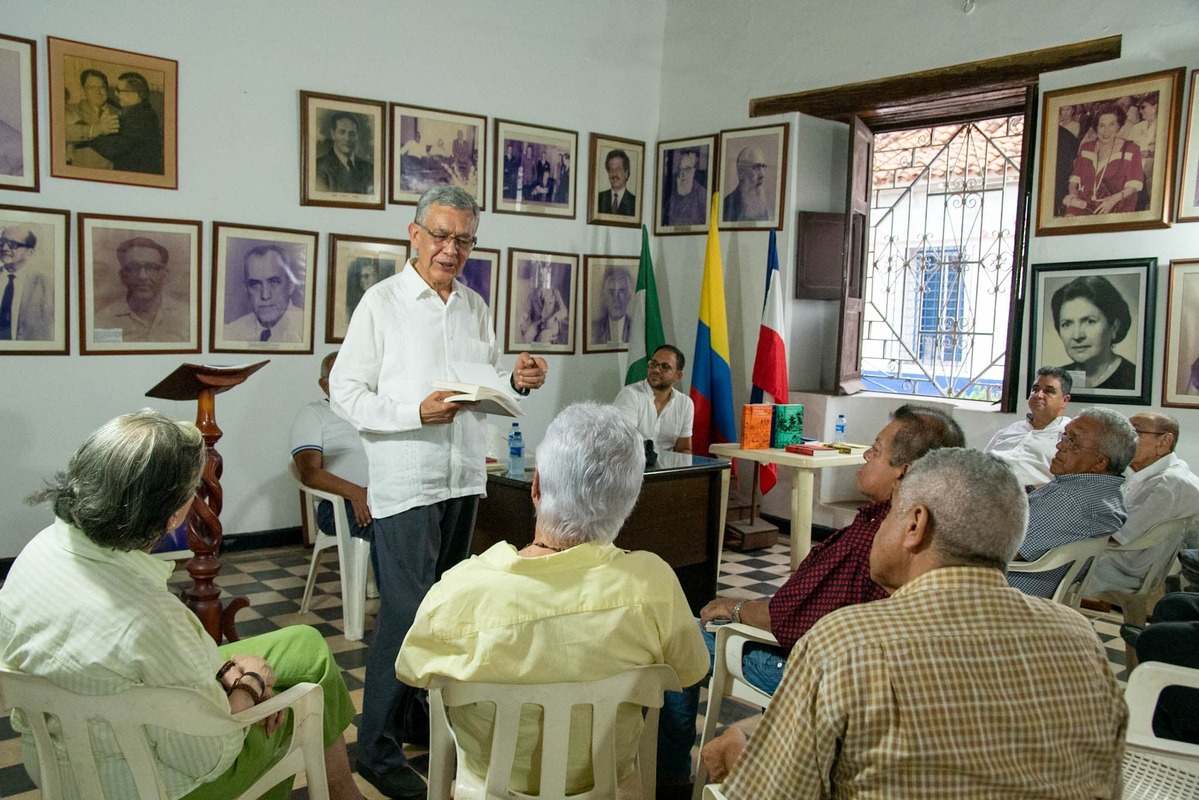 Los investigadores de la Academia de Historia del Valle de Upar, entre ellos Simón Martínez y Carlos Liñán, presentan los tomos históricos sobre la Gobernación de Santa Marta y el nacimiento del Cesar, en el marco de la tertulia conmemorativa por los 500 años de la ciudad. Foto: Jesús Ochoa.
