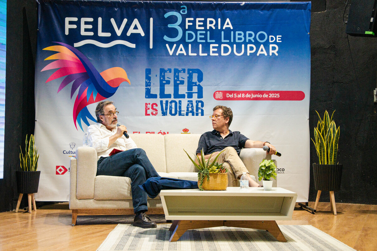 Mauricio García Villegas y Mario Jursich dialogan en la Casa de la Cultura durante la FELVA 2025 sobre “El país de las emociones tristes”. Foto: Jesús Ochoa.