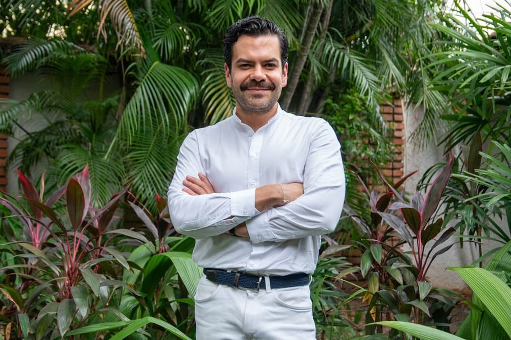 “No quiero llenar el mundo de ropa, sino de piezas únicas que cuenten historias”: diseñador Juan Pablo Socarrás