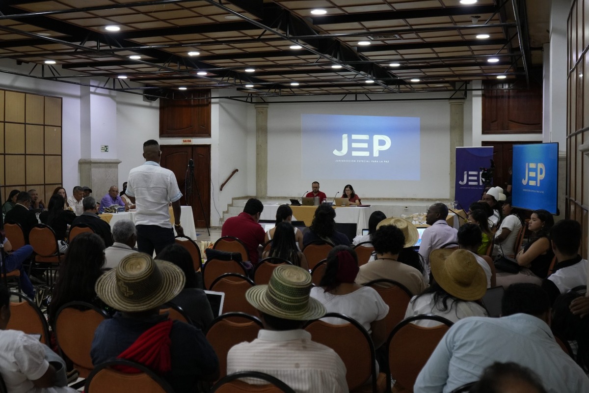 Autoridades étnicas y excomandantes del Bloque Caribe de las extintas Farc-EP durante la audiencia de versión voluntaria ante la JEP en Valledupar. Foto: JEP.